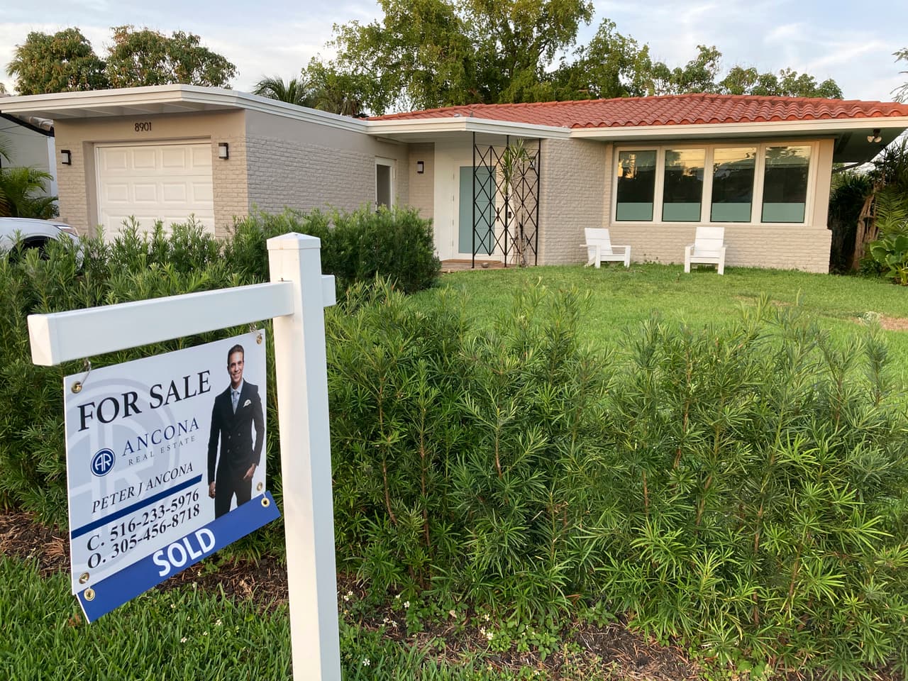 El precio de la vivienda es uno de los principales puntos de preocupación en la economía estadounidense. La demanda de casas, motivada en parte por las familias que decidieron mudarse aprovechando el trabajo en casa 
<a href="https://www.univision.com/noticias/mundo/mercado-inmobiliario-impuestos-venta-casa">por la pandemia</a>, causó un sobreprecio en algunos mercados. 
<br>
<br>Un estudio elaborado por la Universidad Florida Atlantic y la Universidad Florida International determinó 15 zonas metropolitanas en Estados Unidos donde el precio del mercado inmobiliario está sobrevalorado por un 50% o más. Estos son los resultados. 
<br>