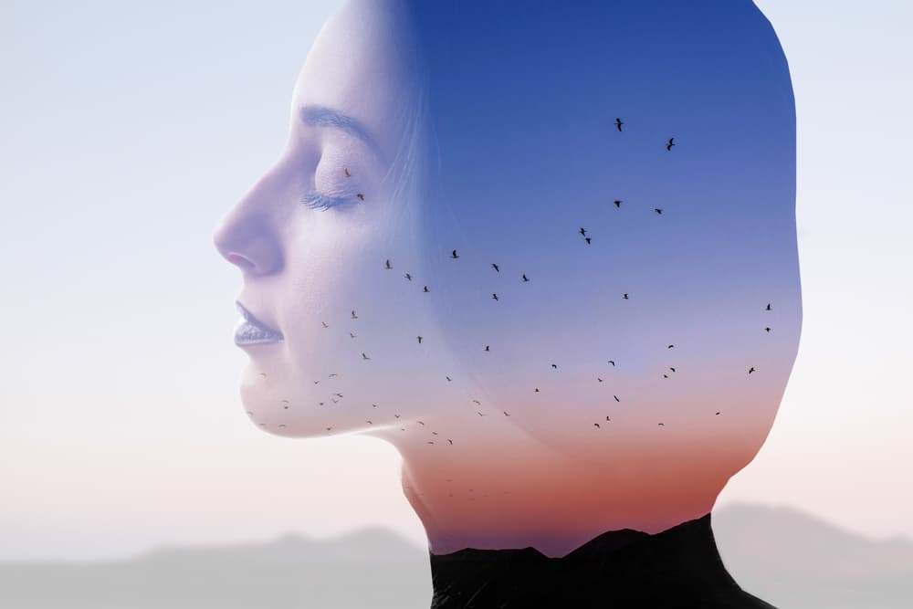 En nuestro cerebro también ocurre ese proceso. Cuando una parte de la corteza cerebral se excita por algún estímulo entonces esa excitación se irradia como una gran onda a todo el resto del cerebro, lo curioso es que la excitación causa el efecto contrario y tanto una como el otro están actuando de forma conjunta.