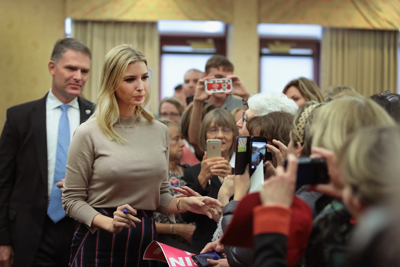 Ivanka es bilingüe (habla francés, no español, por supuesto) y creció rodeada de prensa y escrutinios públicos, pues con solo 10 años tuvo que sobrellevar el divorcio de sus padres, Ivana y Donald Trump, que inundó escandalosamente los periódicos.
