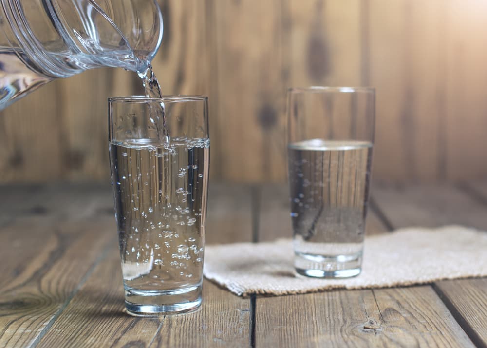<b>Las burbujas en el vaso de agua</b>
<br>Cuando el vaso de agua se deja algunos días comienzan a aparecer burbujas. Lo que ocurre es que el agua fría puede disolver más cantidad de gases -como los que componen el aire: oxígeno, nitrógeno, CO2- que el agua caliente.