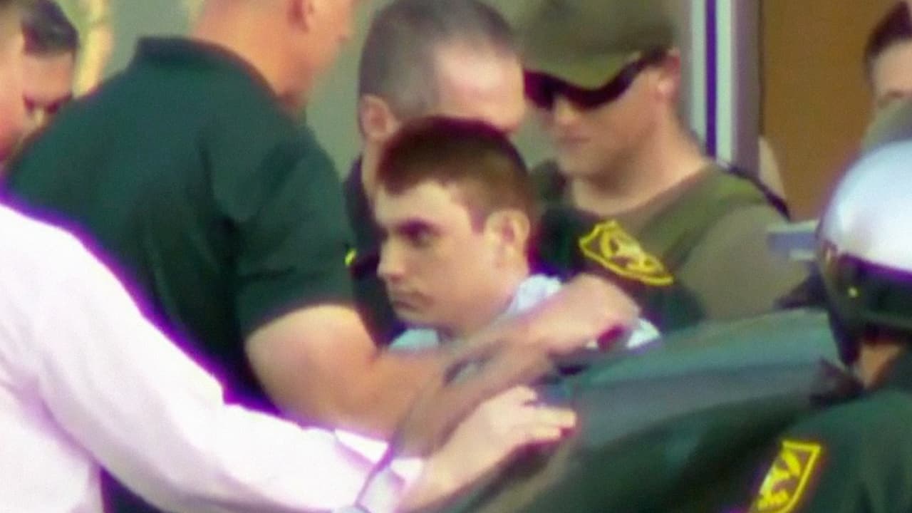 El sospechoso del tiroteo fue identificado como Nikolas Cruz, de 19 años. En la foto cuando era trasladado por la policía después del arresto.
