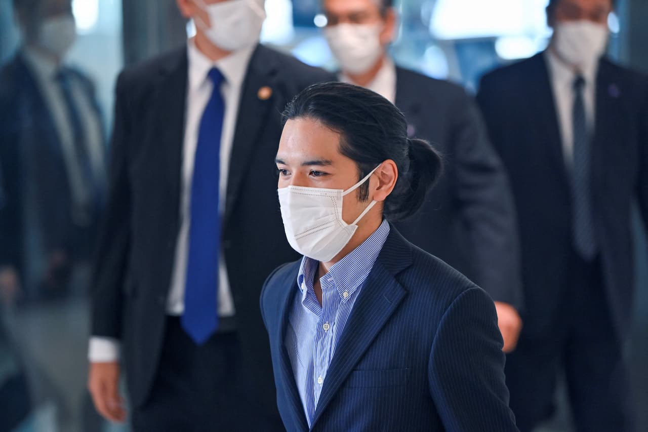 A Kei lo han acusado de querer casarse con Mako por interés, de no ser digno de una princesa y hasta de regresar de Estados Unidos para la boda con el pelo largo recogido como cola.