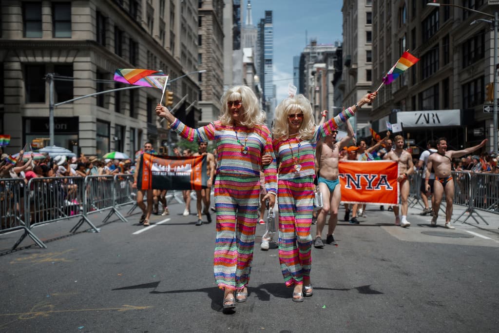 El Desfile de la comunidad LGBTQ+ tuvo por lema este año 
<b>"Levántate: Orgullo en Protesta".</b> Destacaron el impacto de las medidas que ha tomado la administración del presidente Donald Trump en contra, sobre todo, de
<b> <a href="https://www.univision.com/noticias/politica/jueza-federal-bloquea-la-orden-de-trump-que-prohibe-a-las-personas-transgenero-servir-en-las-fuerzas-armadas" target="_blank">las personas transgénero</a></b>.