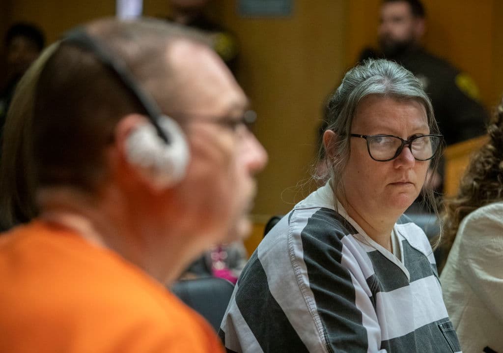 Condenan a entre 10 y 15 años de prisión a los padres del joven que mató a 4 estudiantes en Michigan