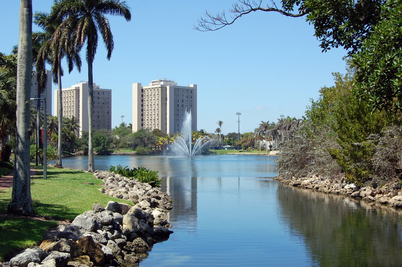 El presidente de la Universidad de Miami, Julio Frenk, anunció en diciembre que la universidad
<b><a href="http://admissions.miami.edu/undergraduate/financial-aid/scholarships/udreamers-grant/"> creó una subvención de $25,000 al año para estudiantes indocumentados</a></b> en el Condado de Miami-Dade que hayan calificado para DACA. Además, la Oficina de Inmigración de la Facultad de Derecho de UM ha ofrecido públicamente
<b><a href="http://everitas.univmiami.net/2016/12/16/school-of-law-offers-legal-consultations-for-undocumenteddaca-students-at-um/"> asistencia legal gratuita y confidencial a los estudiantes de la universidad</a></b>
<u> </u>que son indocumentados o tienen estatus de DACA. Sin embargo, no se autodenominarán 'campus santuario'.