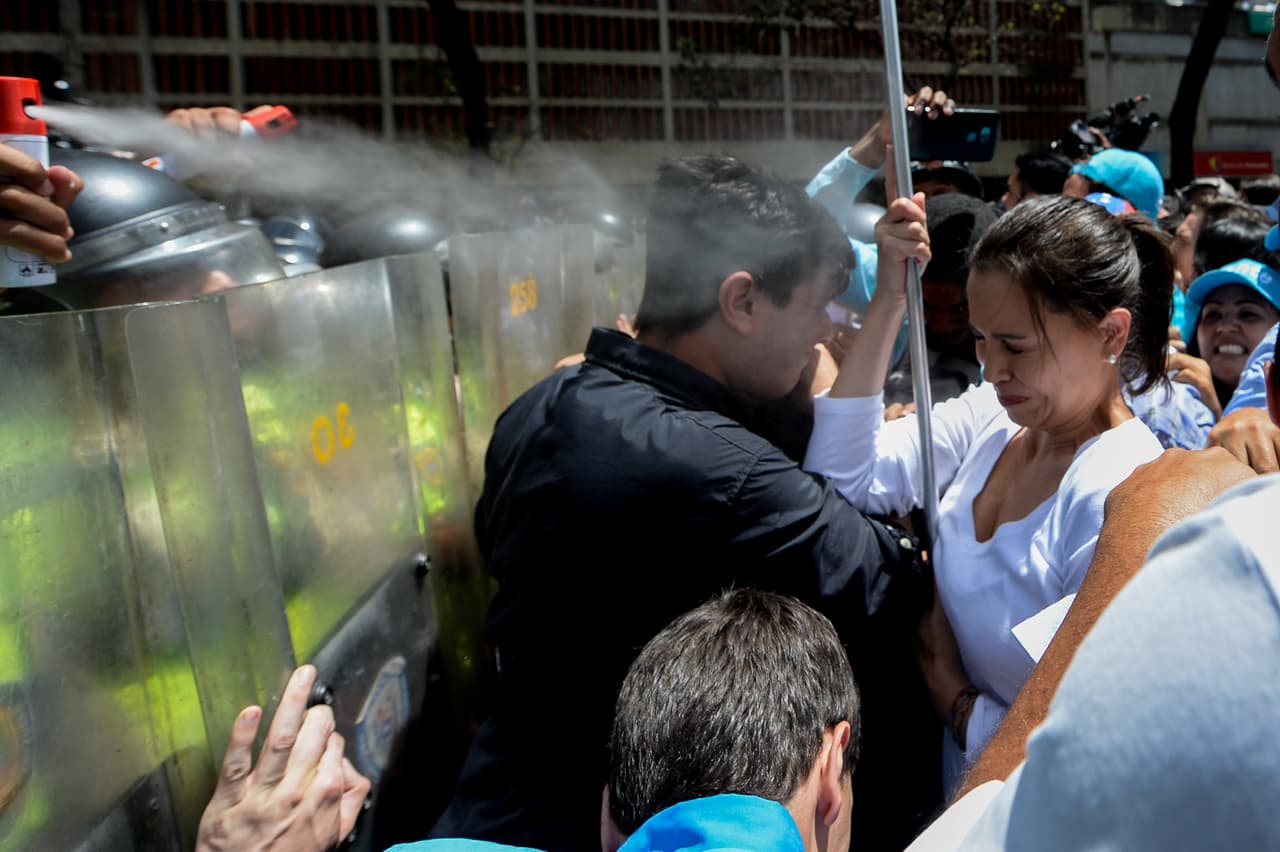 María Corina Machado, activista política venezolana y presidenta del partido opositor Vente Venezuela, recibe una dosis de gas pimienta. 4 de abril de 2017.