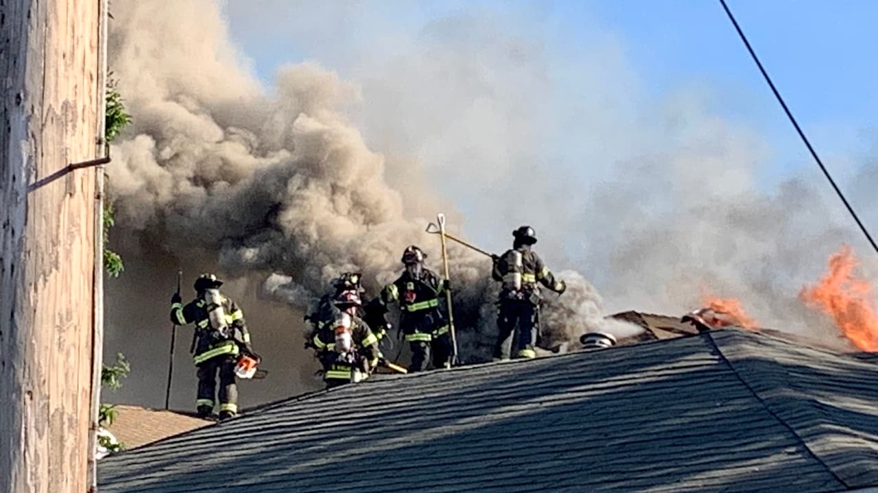 Un incendio de tres alarmas se desató en un templo budista en San José el lunes por la noche. El fuego fue reportado alrededor de las 5:50 pm en Chua Duyen Giac en 97 Foss Ave., cerca de la Interestatal 680 y Alum Rock Avenue, según el portavoz del Departamento de Bomberos de San José, Jake Pisani.