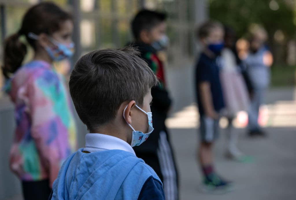 Escuelas de Wasco enfrentan brotes de coronavirus que afectan a maestros y estudiantes
