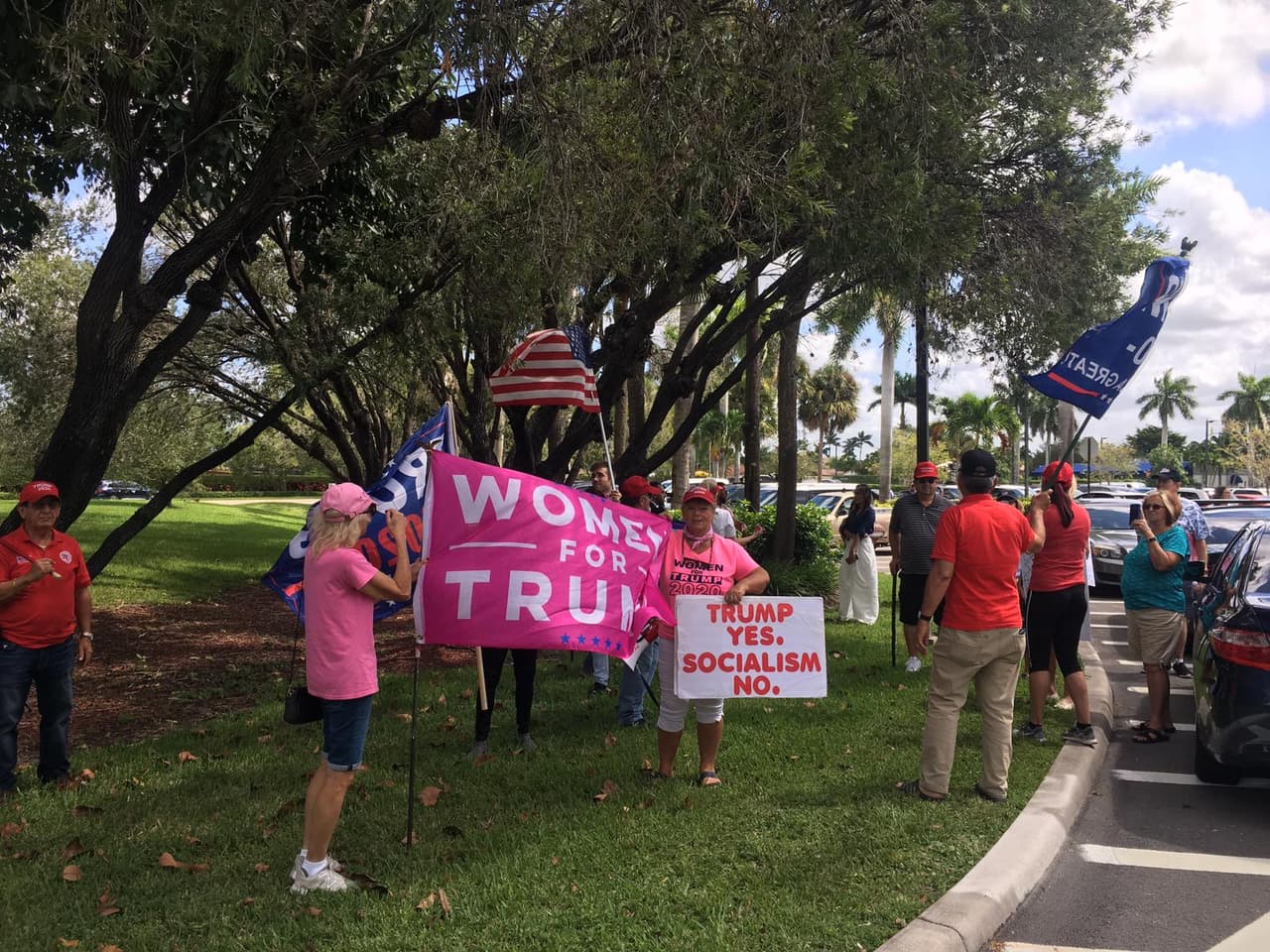 Antes de la reunión simpatizantes republicanos protestaron en contra de Pelosi y las representates demócratas. 
<br>