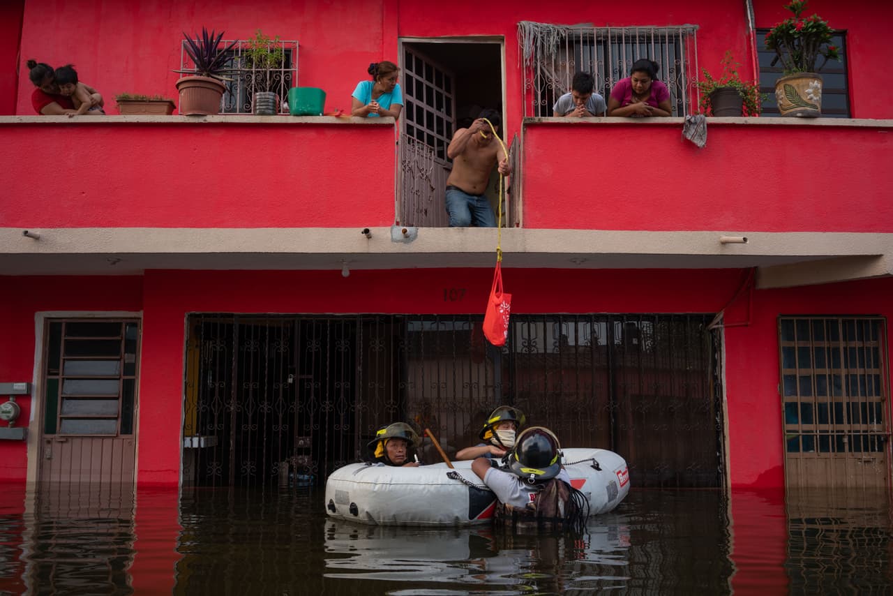 <b>“Nos está lloviendo el agua contaminada y <a href="https://elpais.com/mexico/2020-11-23/tabasco-una-tragedia-bajo-el-agua.html"><u>nos estamos enfermando</u></a></b>”, dijo al diario El País una residente de un caserío en Tabasco. Las incesantes lluvias están afectando un estado que aún adolece los estragos causados a principios de mes por la depresión tropical Eta, que dejó ocho fallecidos y 300,000 afectados en la región. En la fotografía un rescate en Villahermosa el 11 de noviembre. 
<br>
