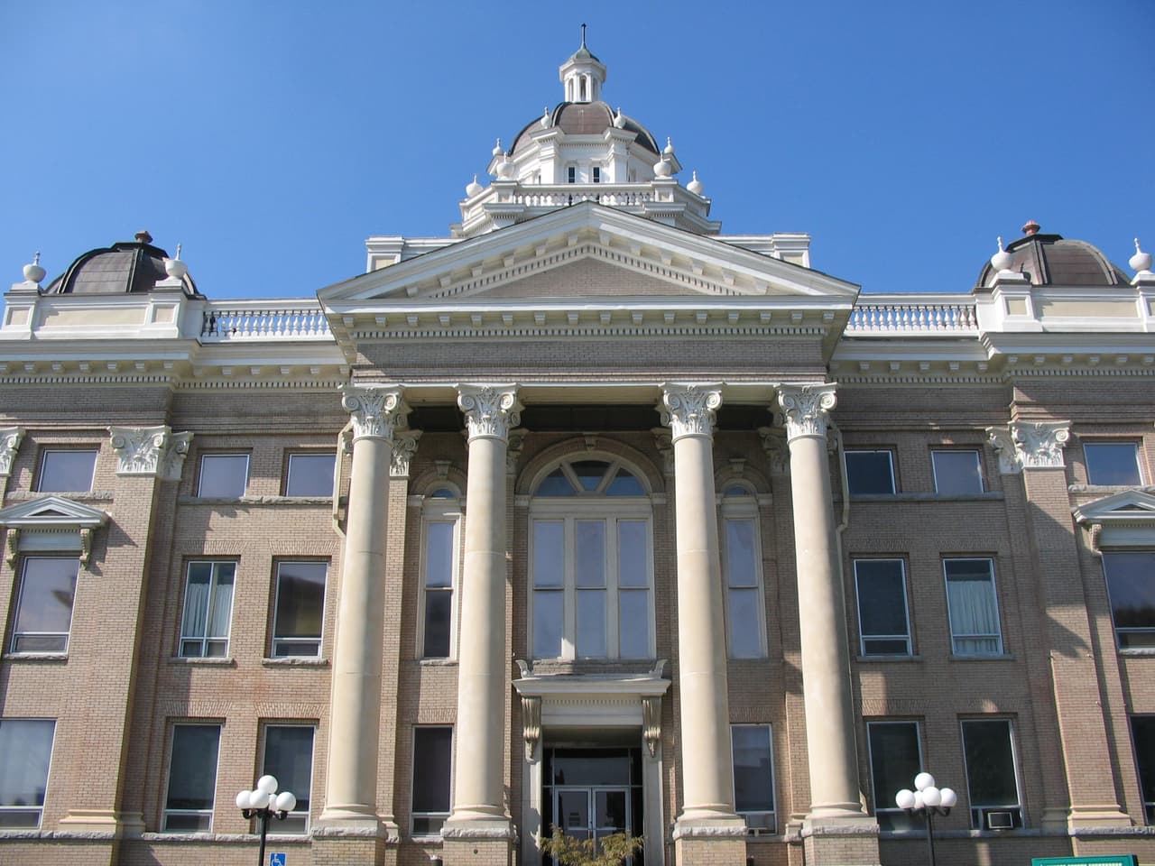 <h3 class="cms-H3-H3">2. Valdosta, Georgia</h3>
<br>
<br>💸
<b> Ingreso familiar promedio:</b> $42,333
<br>
<br>💸
<b> Tasa de pobreza: </b>27.6%
<br>
<br>💸 
<b>Hogares con ingresos anuales menores a $10,000: </b>17.1%
<br>
<br>💸 
<b>Adultos con educación universitaria: </b>22.3%
<br>
<br>💸 
<b>Tasa de desempleo (2021): </b>7.1%
<br>
