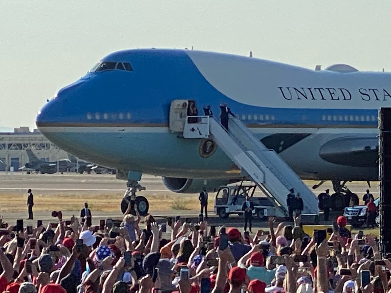 El presidente descendió de la aeronave acompañado del gobernador Doug Ducey y la senadora republicana Martha McSally.