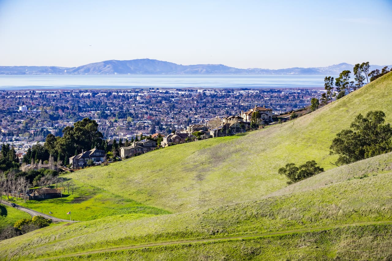 <h2 class="cms-H2-H2">10. Hayward, California</h2>
<br>
<br>💵
<b> Salario mínimo por hora a partir del 1 de enero de 2023 (empresas con 26 o más empleados):</b> $16.34
<br>
<br>💵
<b> Salario mínimo por hora a partir del 1 de enero de 2023 (empresas con 25 o menos empleados): </b>$15.50
<br>