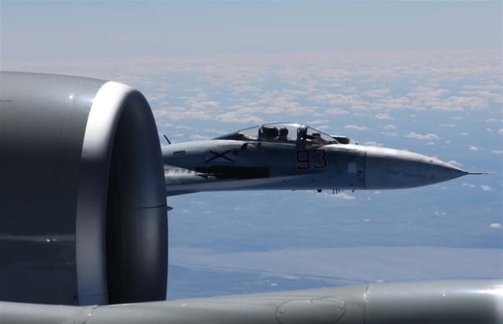 Un caza ruso Su-27
<b> <a href="http://http://www.univision.com/noticias/relaciones-internacionales/un-caza-ruso-pasa-a-solo-cinco-pies-de-un-avion-militar-de-eeuu-en-pleno-vuelo">pasó en pleno vuelo a solo cinco</a></b> pies de un avión militar estadounidense, modelo RC-135, en el Mar Báltico, elevando la tensión en la zona entre fuerzas de la OTAN y Rusia. El hecho ocurrió el pasado lunes.