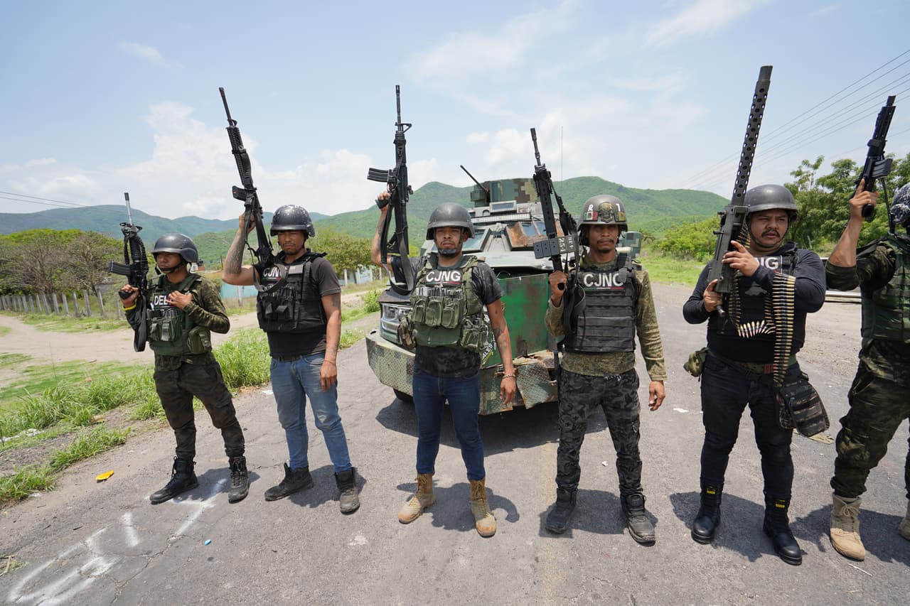 Los hombres posaron con fusiles de francotirador, rifles automáticos, municiones, vehículos con blindaje casero y un dron. Varios traían las siglas ‘CNJG’ adheridas a sus chalecos.
