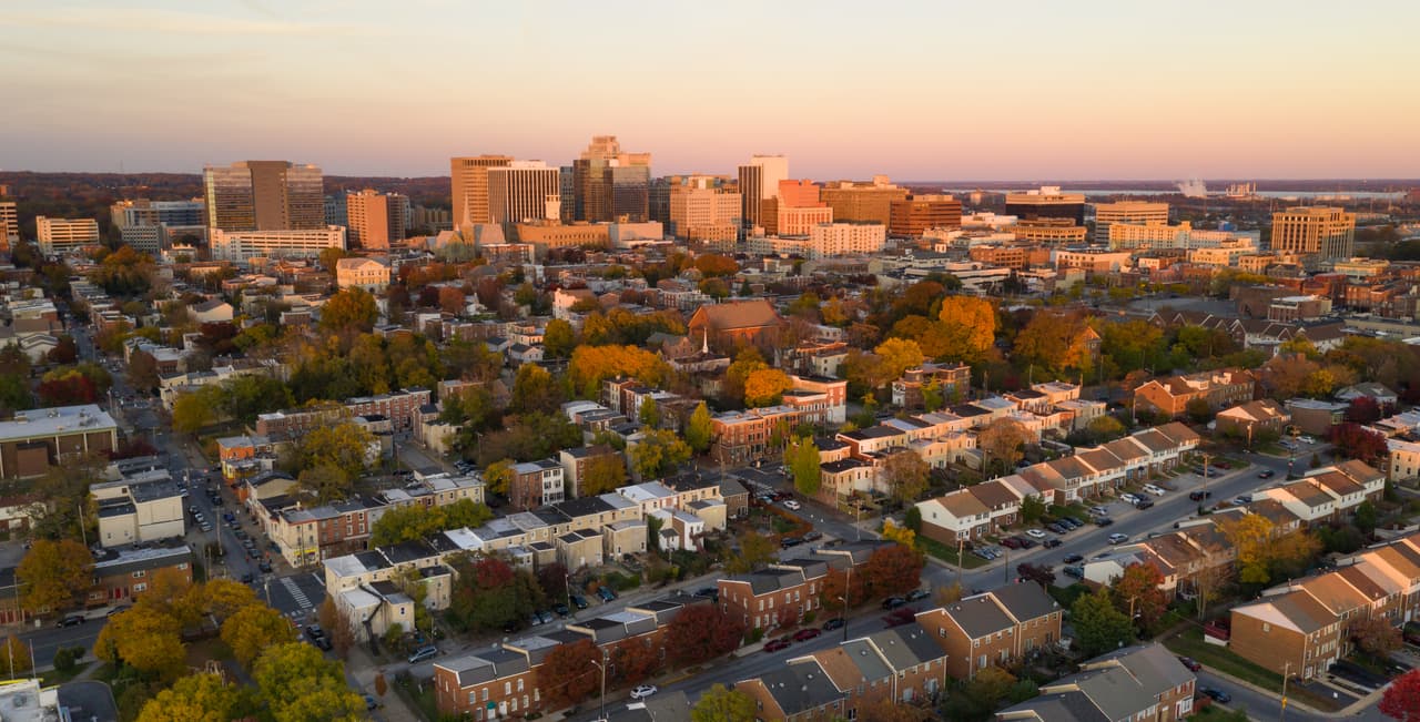 <b> 46. Wilmington, Delaware.- </b>Considerada la ciudad más grande de su estado, este lugar obtuvo 55.47 puntos de los 100 a evanluar en la lista de los mejores sitios para conseguir un nuevo empleo. En este sitio, el río Christina y el riachuelo de Brandywine desembocan en el río Delaware y fue el lugar de la actriz de teatro y cine, Herta Ware. 
<br>