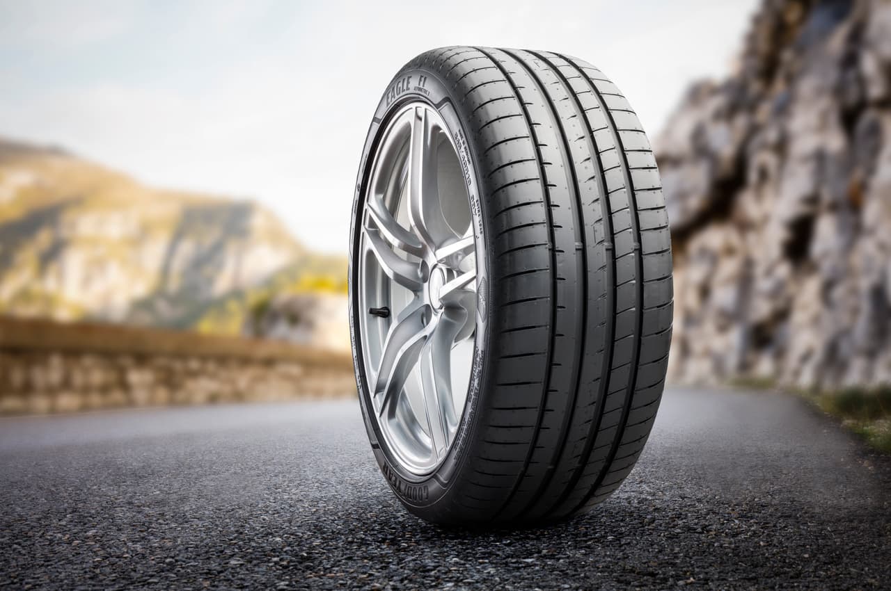 Especialistas en seguridad vial coinciden en la importancia de dedicar en forma asidua un tiempo a la revisión de los neumáticos del coche, siendo que éstos son el único contacto entre el vehículo y el camino. Aquí un consejo como puntapié para los tips que siguen: el hábito de revisión no debe dejar de lado el neumático de repuesto
