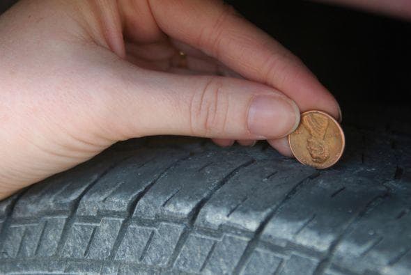 <b>La inspección visual de los neumáticos </b>tiene que convertirse en un hábito, no solo cuando sales a carretera. Debe estar enfocado a zonas dañadas, desgastadas y desiguales. 
<br>
<br>Una forma sencilla de hacerlo es con una moneda de 25 centavos. Colócala en la ranura de la llanta y si la cabeza de Washington se asoma la ranura no tiene la profundidad suficiente y lo ideal será reemplazar el neumático.