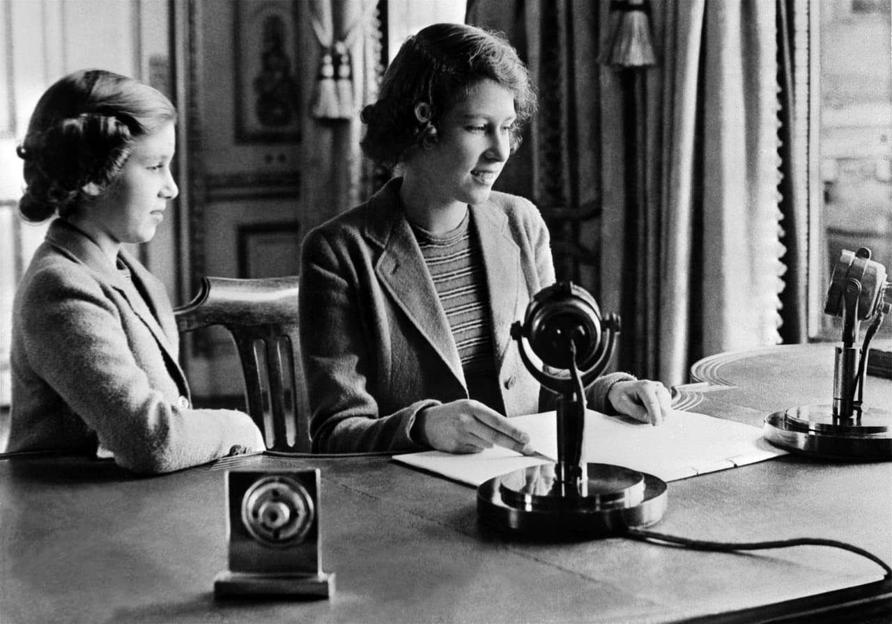 En 1930, se convirtió en hermana mayor de Margaret Rose.