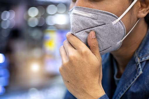 El CDC no respondió a las preguntas sobre si recomendaba ciertos tipos de máscaras. El Departamento de Salud Pública de Filadelfia, 
<a href="https://www.univision.com/local/philadelphia-wuvp/nuevas-recomendaciones-mascarillas-filadelfia-fotos">que recomendó pero no exigió el uso de mascarillas en interiores</a>, enfatizó que el uso de una mascarilla era lo más importante. Recomendó que las personas no vacunadas consideren el uso de doble máscara.