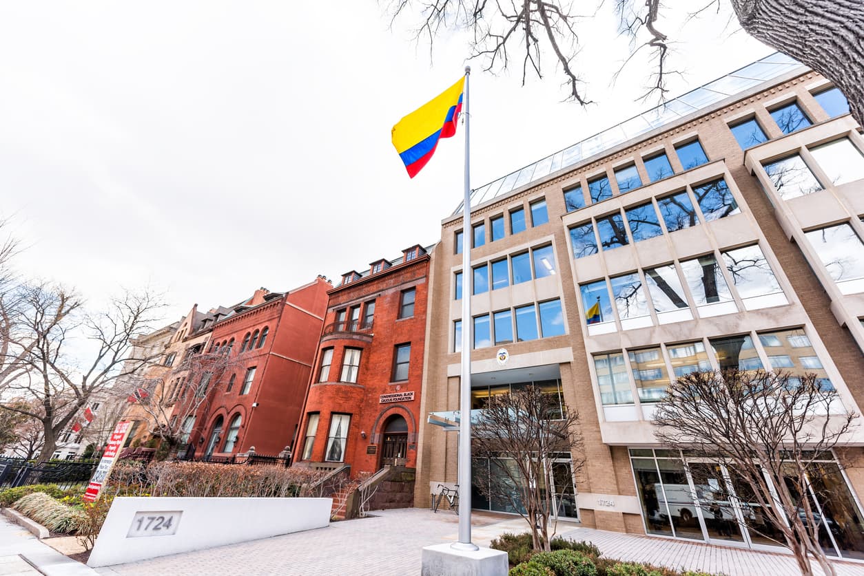 <b>Colombia</b>
<br>
<br>Esta categoría de visa se divide en dos tipos: H-2A para trabajadores agrícolas y la H-2B para trabajadores no agrícolas.