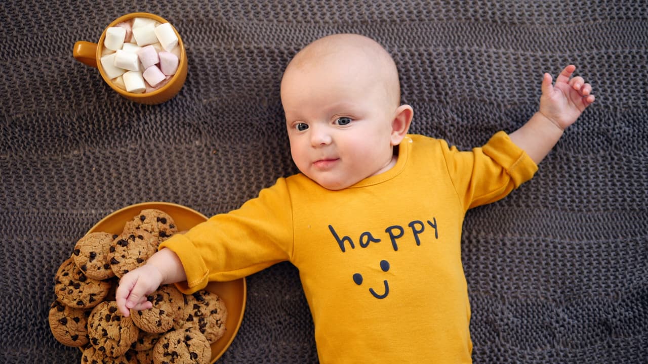 En el caso de los bebés entre 6 y 12 meses de edad, los CDC explican que los niños están aprendiendo como masticar y tragar, lo que podría significar un riesgo de ahogamiento.