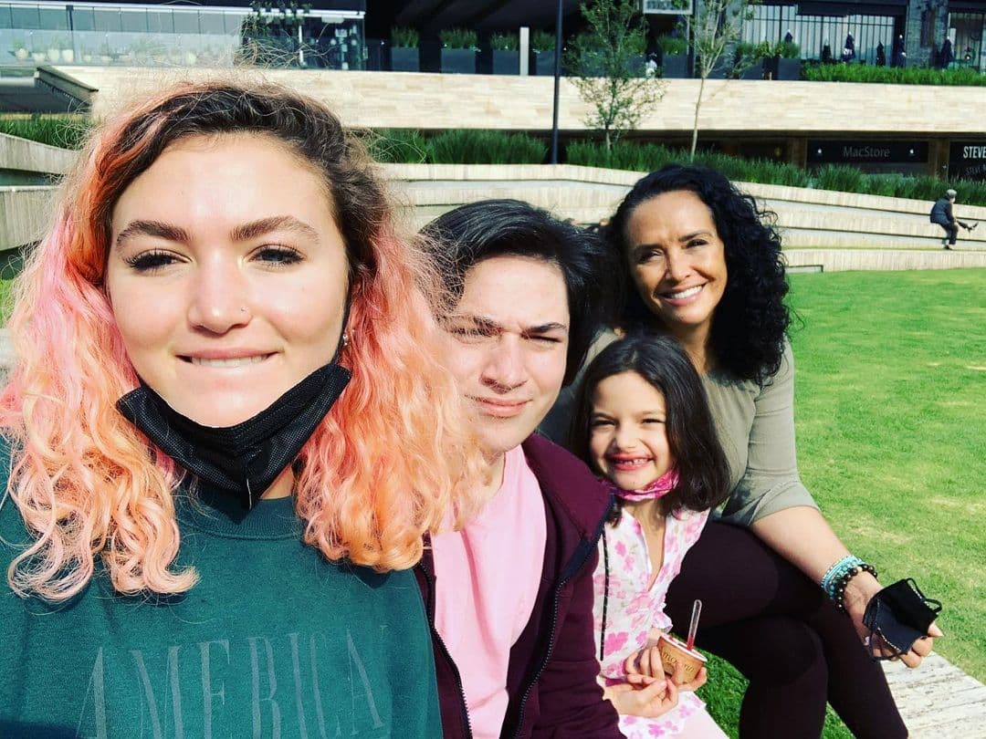 Además, la actriz compartió que cuando la pequeña ha sido señalada por otros niños como "adoptada", ella responde con orgullo, pues Mayra, a quien reconoce como su mamá, le ha enseñado a ella y a sus dos hijos biológicos a entender el término con "naturalidad".