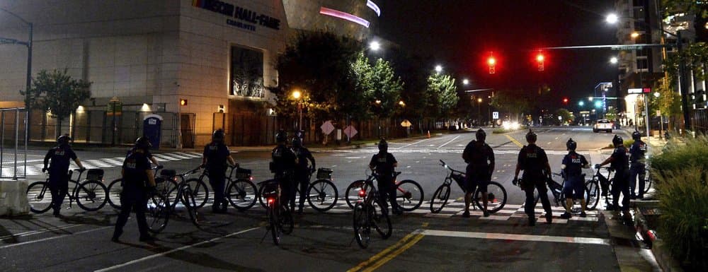 El viernes por la noche, un grupo de unos 60 manifestantes abandonó un parque y comenzó una marcha por la zona residencial de Charlotte, dijeron las autoridades.