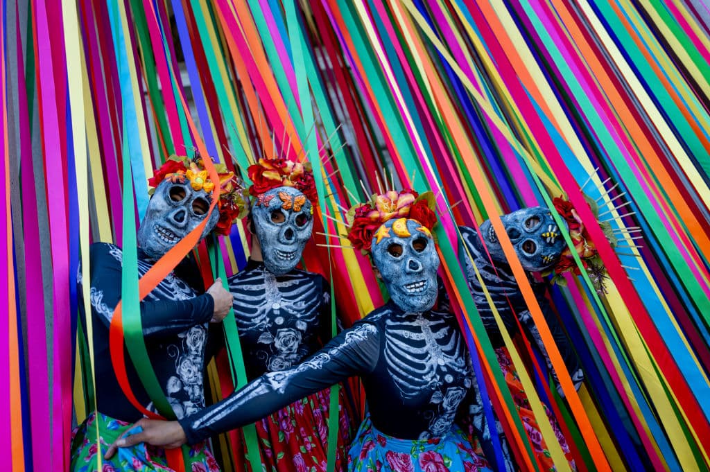 La celebración del 
<b><a href="https://www.youtube.com/watch?v=4CKR500Ynbc" target="_blank">Día de los Muertos</a></b> en el cementerio Hollywood Forever de Los Ángeles, la más antigua en Estados Unidos, cobró vida este sábado, espantando la tristeza que han provocado las pérdidas de este 2023 y los años previos.