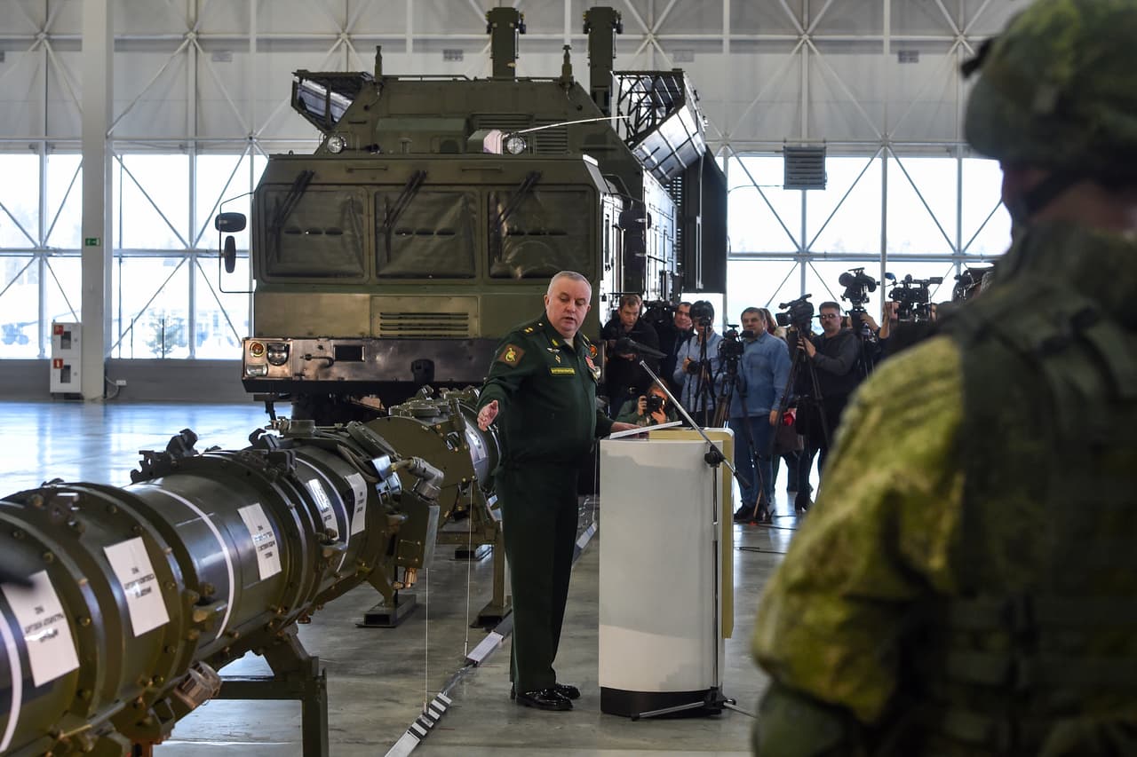 El general enseñó el nuevo misil a militares extranjeros en un centro de exposiciones del ejército cerca de Moscú. El presidente ruso, Vladimir Putin, ha insistido en que no tiene sentido para su país violar el pacto mediante el despliegue del nuevo misil terrestre porque tiene misiles similares en barcos y aeronaves que están permitidos por el Tratado INF.