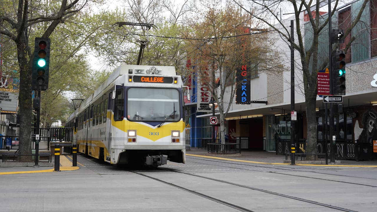 El sistema de transporte público de Sacramento reanuda su servicio y expande los viajes directos
