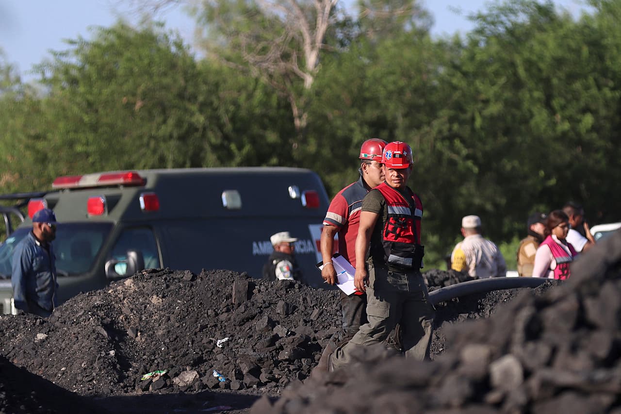López Obrador señaló que 
<b>92 elementos de la Secretaría de la Defensa, especialistas y cuatro perros adiestrados</b> ya se encuentran en el lugar para participar en las labores de rescate.