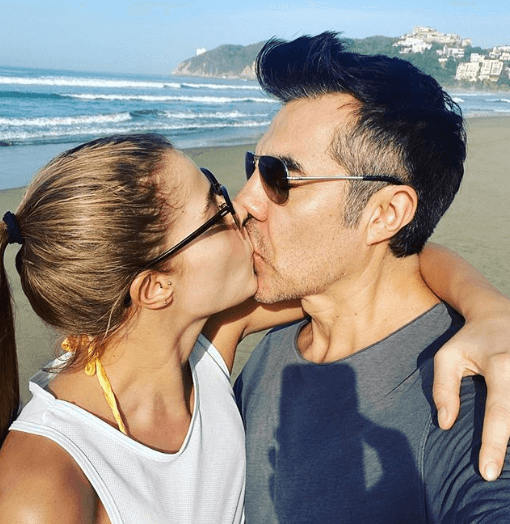Adrián Uribe utilizó su cuenta de Instagram para derrochar amor con esta imagen en la playa junto a la modelo brasileña. 
<br>