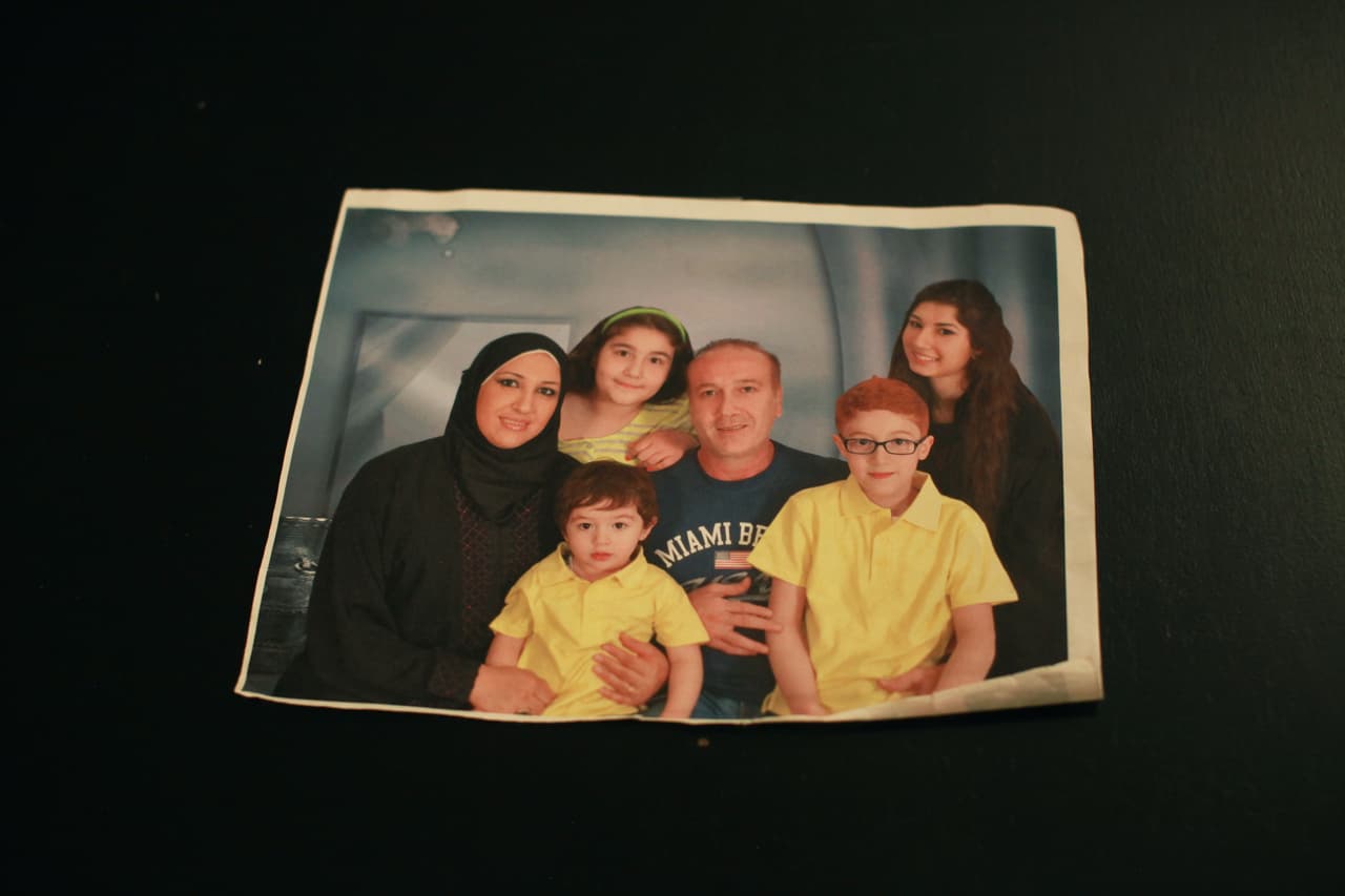 La familia está separada. Por recomendación de un amigo, su hija mayor Yara se marchó a Canadá. El plan era que ella obtuviera el asilo y los pidiera a todos, pero los rechazaron.