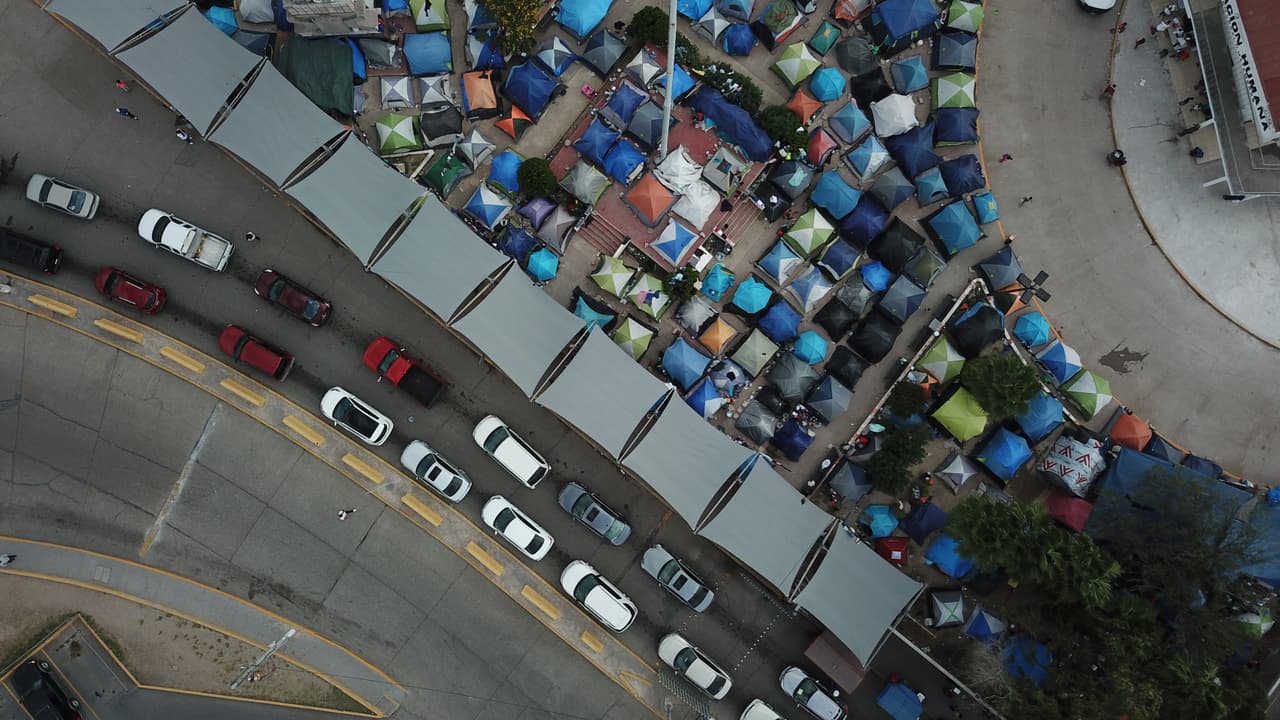 Como parte de su labor en Justice For Our Neighbours, Newman asiste ahora a solicitantes de asilo enviados a Matamoros bajo el programa MPP y que viven en carpas al lado del puente fronterizo.