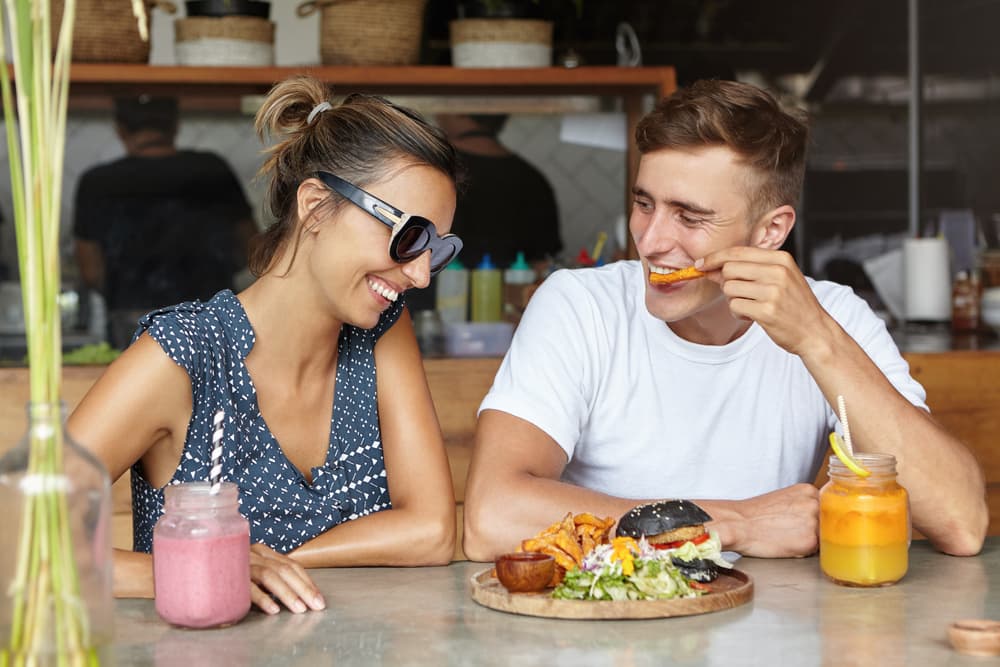 Tu pareja debe estar a tu altura y representarte bien en todo momento ¡no hay nada que apague más el amor en un Leo que tener a su lado a una persona sosa, sin brillo, opaca, tímida y poca cosa! Estar y convivir contigo significa estar viviendo con un monarca generoso.
