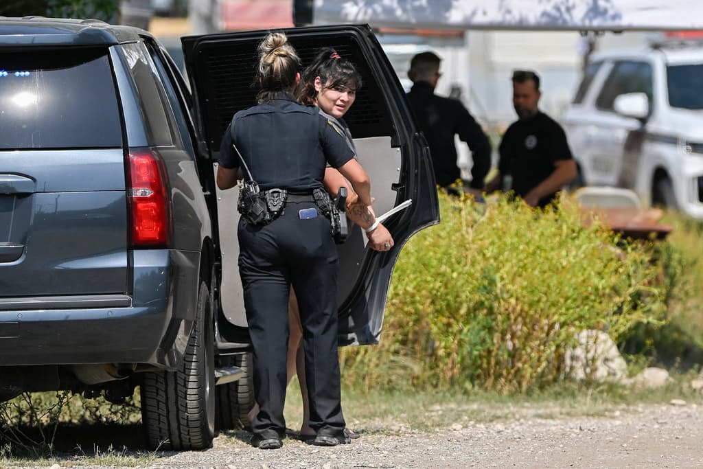 El sheriff confirma 7 detenidos tras el rescate de 26 inmigrantes hacinados en un tráiler en el calor de San Antonio