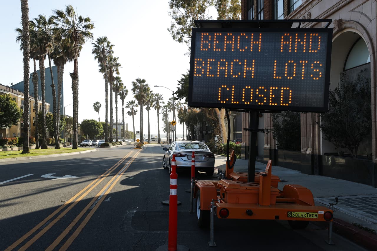 A pesar de que un fin de semana de sol sería el escenario perfecto para visitar las playas del sur de California, las órdenes de quedarse en casa debido a la pandemia por el coronavirus han hecho que todas las playas, parques y senderos de Los Ángeles estén cerrados.