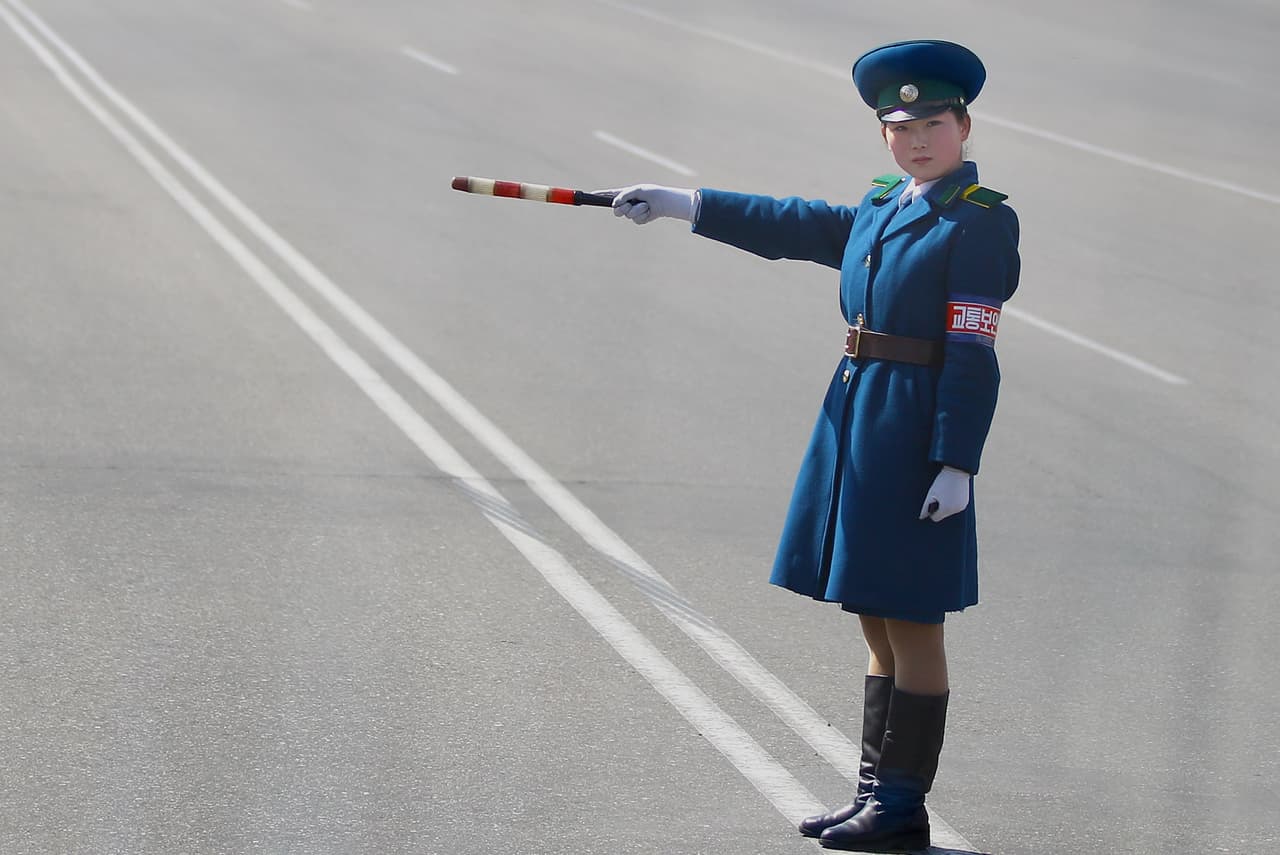 <h3 class="cms-h3-H3">6. No hay semáforos sino jóvenes mujeres dando la vía</h3>
<br>
<br>La capital de Corea del Norte, Pyongyang, tiene 2,500,000 pobladores pero no tiene semáforos. En las transitadas y silenciosas avenidas (todos los turistas coinciden en su silencio) siempre se pueden ver jovencitas agraciadas vestidas con uniforme dando precisas indicaciones al tráfico con sus luces y sus manos.
<br>