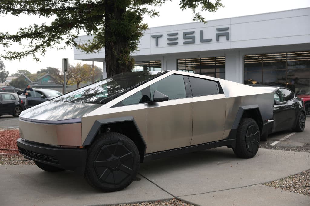Los planes del Departamento de Estado para gastar $400 millones en Teslas blindados...  y cómo de pronto borraron la marca