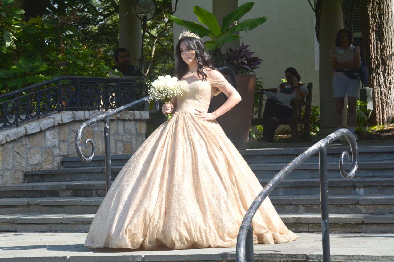 Si deseas que tu hija participe en el desfile puedes inscribir dando 
<a href="https://www.dallasarboretum.org/events-activities/hispanic-heritage-celebration/quinceanera-registration-form/ " target="_blank">click a este enlace. </a>