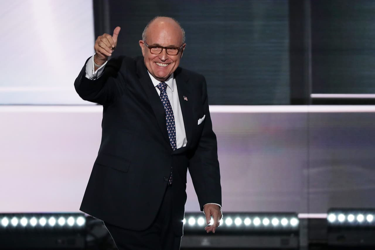 Dominion alega en la demanda que las afirmaciones falsas de Giuliani dañaron su “integridad, ética, honestidad e integridad financiera”.