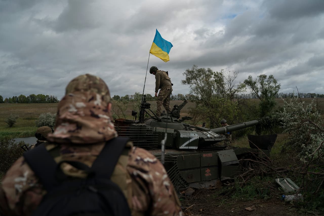 <h2 class="cms-H2-H2">SEPTIEMBRE</h2>
<br>
<br>El 6 de septiembre, las fuerzas ucranianas lanzan una contraofensiva sorpresa en la región nororiental de Jarkov, lo que obliga rápidamente a Rusia a retirarse de amplias áreas que habían tenido controladas durante meses.