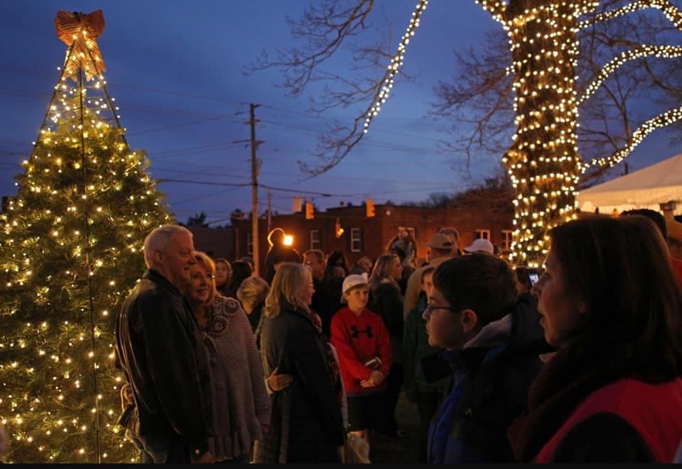 <b>Boone</b>
<br>
<b>Sitio web</b>: 
<a href="https://www.exploreboone.com/events/holidays/">https://www.exploreboone.com/events/holidays/</a> 
<br>
<b><a href="https://maps.app.goo.gl/KvbnuAuzuJdQiF8J8">Cómo llegar</a> </b>
<br>
<br>La ciudad contará con muchos eventos diferentes como Festive First Friday y la iluminación solar del árbol a principios de diciembre. Los niños podrán escribirle cartas a Papá Noel, disfrutar de leche y galletas y jugar a la “pelea de bolas de nieve” con malvaviscos. También habrá paseos en carruajes tirados por caballos.