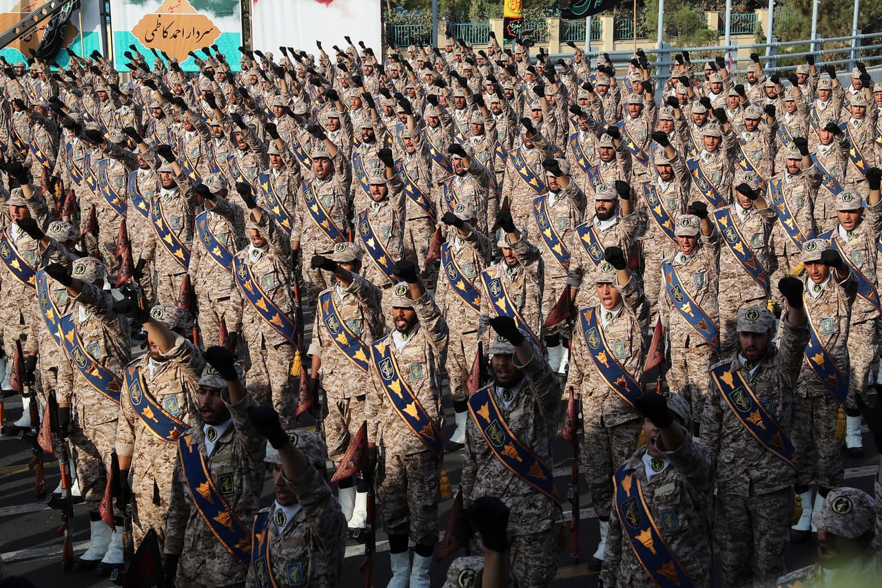 Las tropas de la Guardia Revolucionaria en el desfile militar. En el evento fue presentado un nuevo sistema de artillería llamado "Hael", que tiene un radar pasivo y detecta el objetivo sin liberar ondas, lo que le permite actuar sobre el blanco sin ser visto.