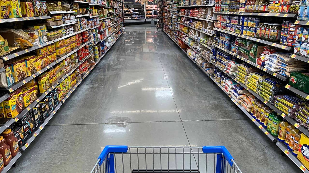 <b>3. Deja que los precios sean tu guía:</b> 
<br>Haz un plan de comidas semanal basado en los productos de comida que están en especial esa semana. Esto te ayudará a mantener tus gastos en el supermercado bajo control, y también te ayudará a organizar tu menú para la semana.
<br>