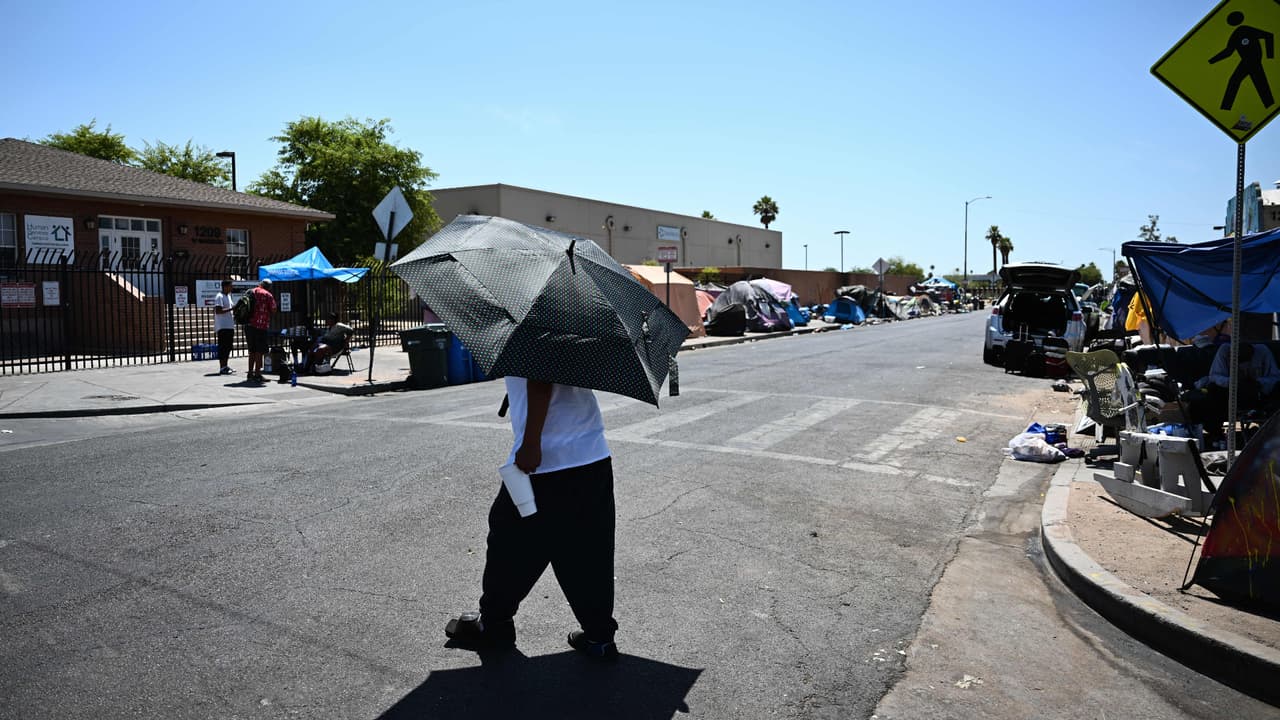 El 6 de mayo inicia la semana de concientización sobre el calor extremo en Arizona, como parte de los esfuerzos de las autoridades para evitar incidentes por las altas temperaturas. Según el reporte, en 2023 se registraron 645 muertes relacionadas con el calor en el condado de Maricopa. El doctor Eugene Livar, presidente del Departamento del Calor de los Servicios de Salud, afirmó que “este verano será la primera vez que estemos operando bajo un plan de respuesta unificada”.