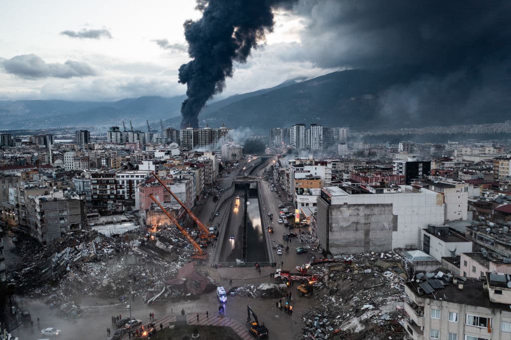 Unas 25,000 personas, entre los que se cuentan soldados, se sumaron a las labores de rescate, según Orhan Tatar, un alto cargo de la agencia nacional de emergencias, Afad, quien dijo que se han destinado 13.3 millones de dólares en fondos urgentes para las diez provincias más afectadas. La gráfica capta cómo quedó seriamente afectada la ciudad costera de Iskenderun, en Turquía.
