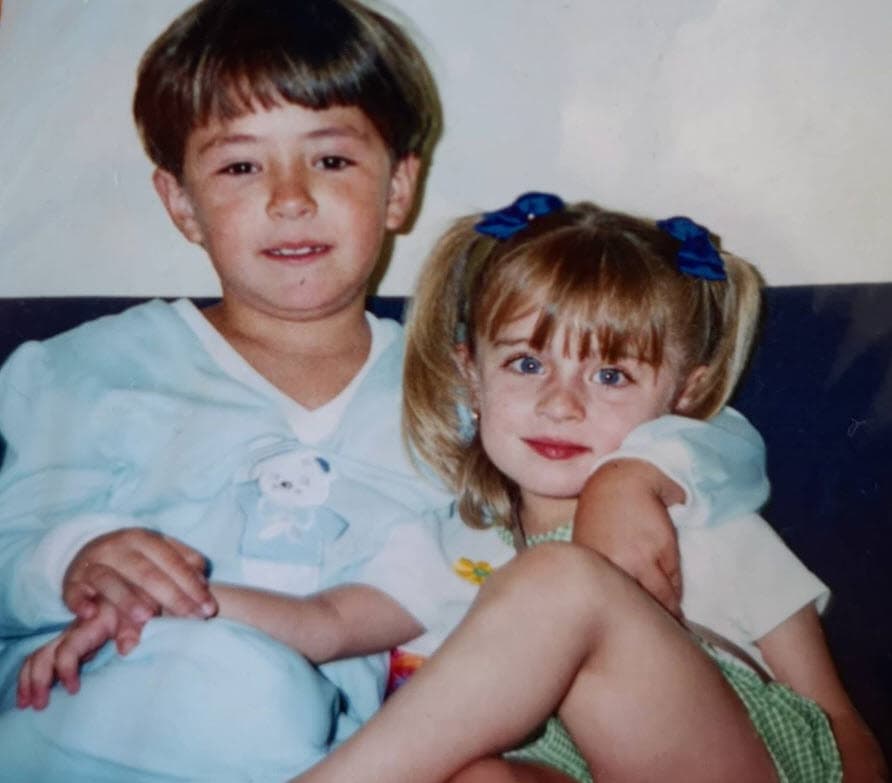 Algunos de sus fans le han preguntado si por lo menos ha estado en comunicación con Sergio Miguel (con ella en la foto), quien interpretaba a su hermano Carlos Bracho. 
<br>
