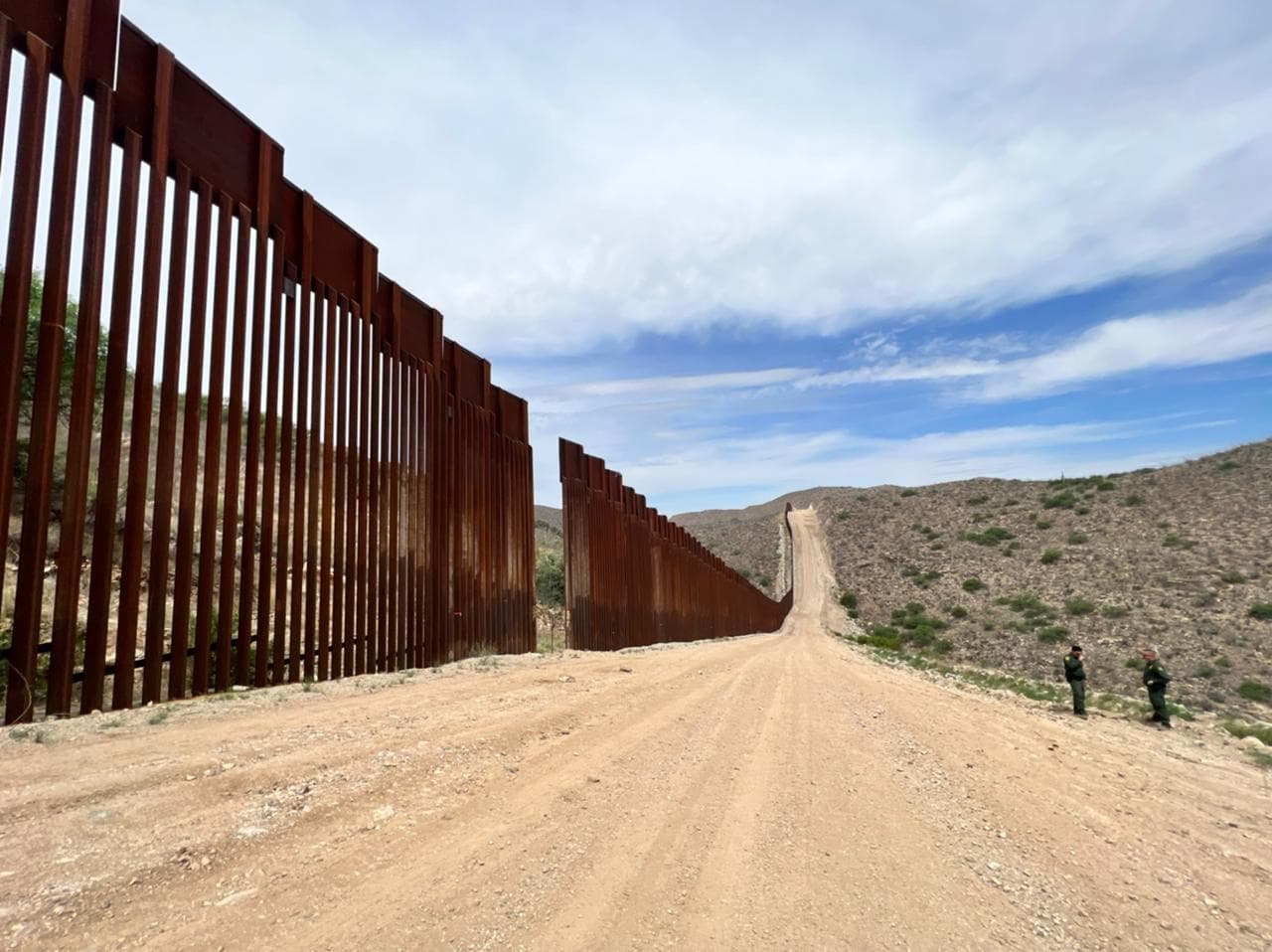 Por esta zona, miles de inmigrantes 
<b>intentan ingresar de manera ilegal</b> a través de los huecos en el muro fronterizo para adentrarse al desierto de Arizona en busca del sueño americano.